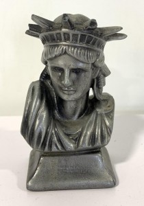 PAPERWEIGHT-STATUE OF LIBERTY