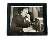PHOTO-FR-POLICEMAN ON PHONE