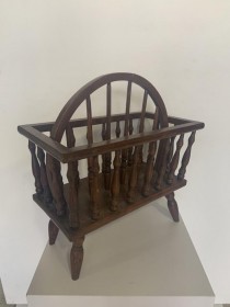 MAGAZINE RACK-Colonial Rack w/Turned Spindles & Windsor Divider/Handle