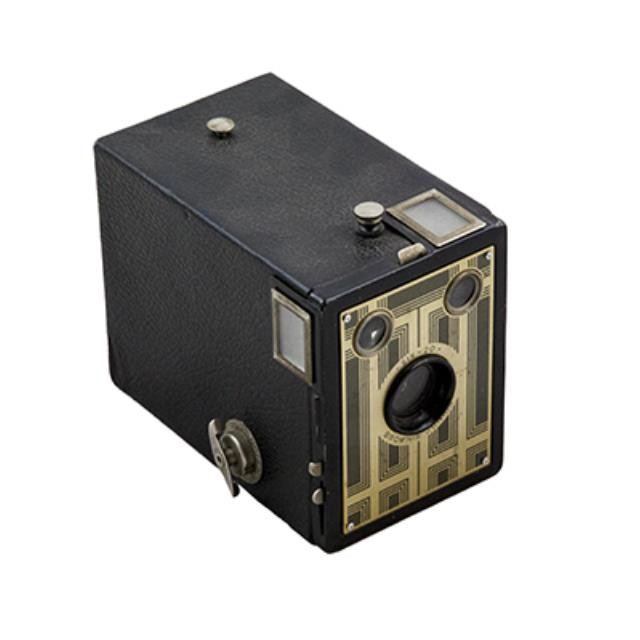 CAMERA-BOX-BROWNIE JR SIX20