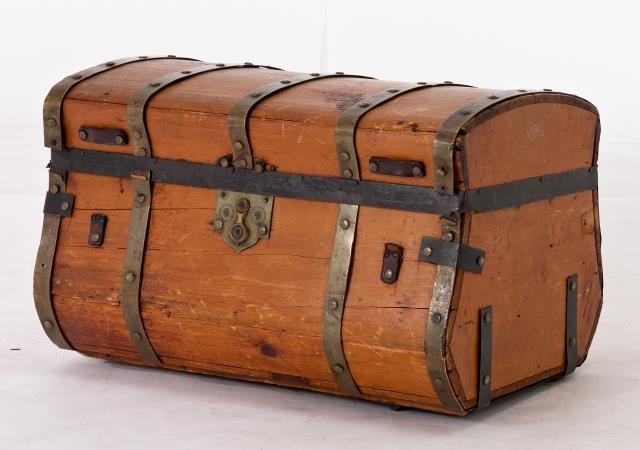 TRUNK-DISTRESSED WD-METAL HARD