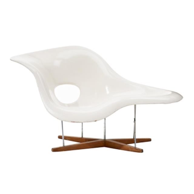 CHAISE-EAMES-WHITE MOLDED PLAS