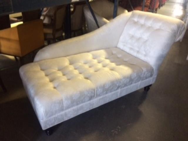 CHAISE-RAF-TUFTED White Damask