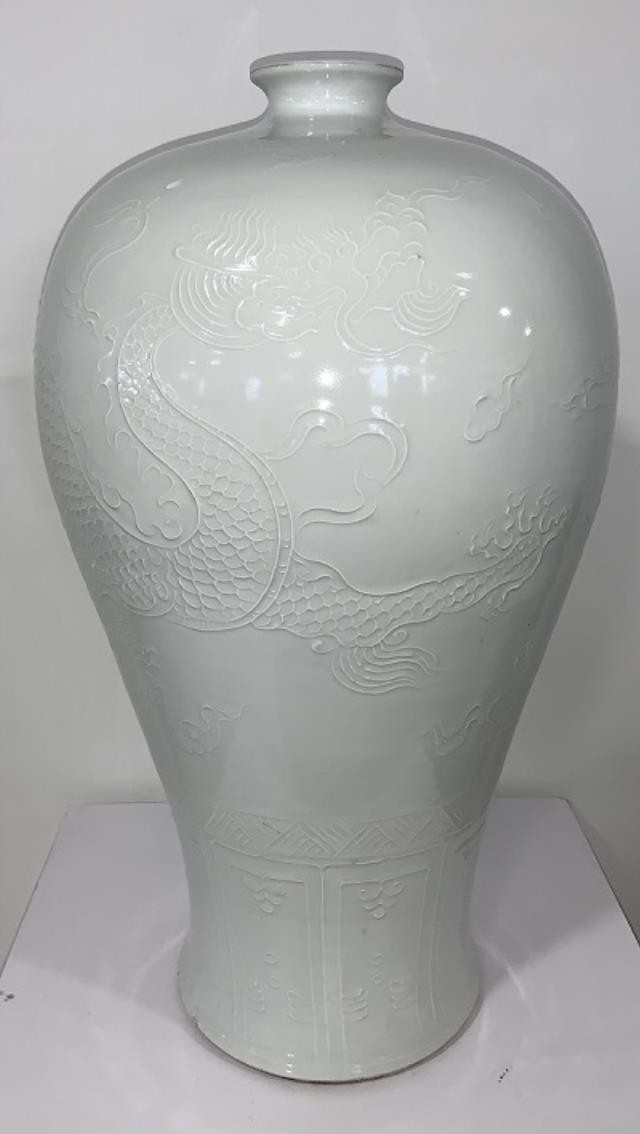 JAR-W/LID-27.5-WHT-DRAGON EMBO