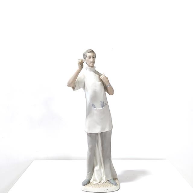 FIGURINE-Vintage Porcelain Dentist