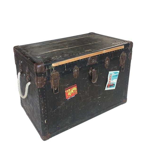 TRUNK-STEAMER-BLK W/ROPE HANDLES