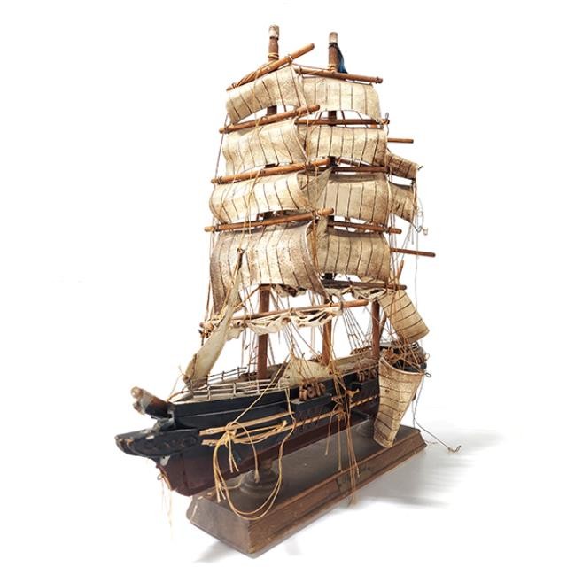 SHIP MODEL-MEDIUM