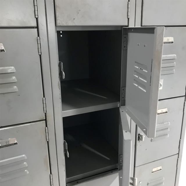 LOCKER-Bay of (18)-Gray Metal