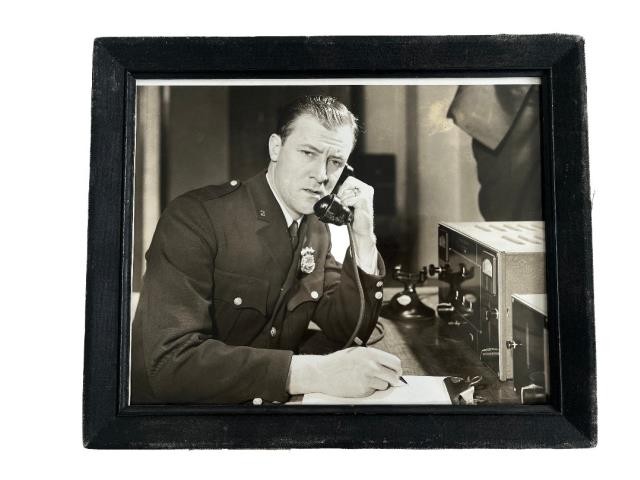 PHOTO-FR-POLICEMAN ON PHONE