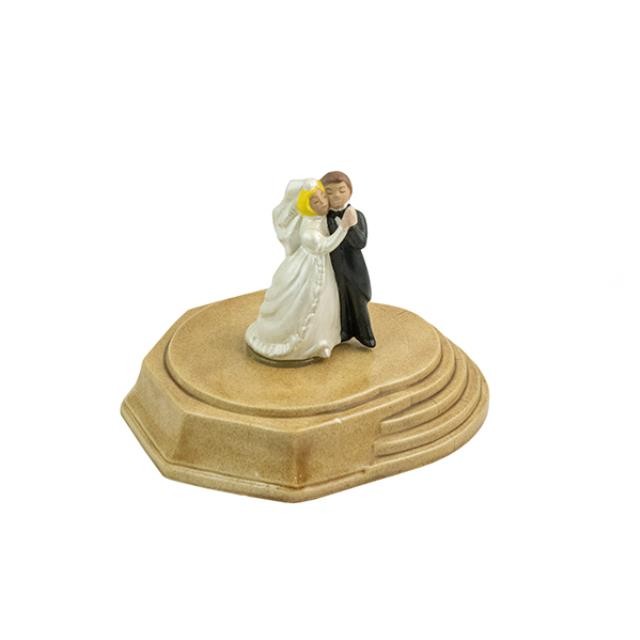 FIGURINE-Newly Weds Dancing