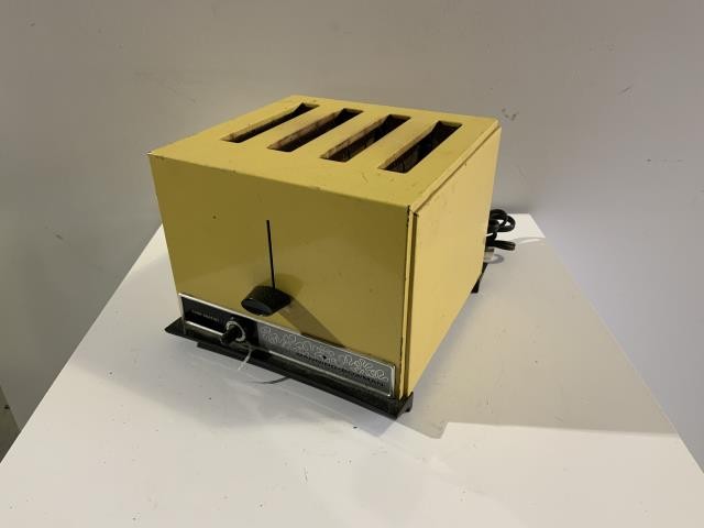 TOASTER-Vintage Manning Bowman 4-Slot Toaster