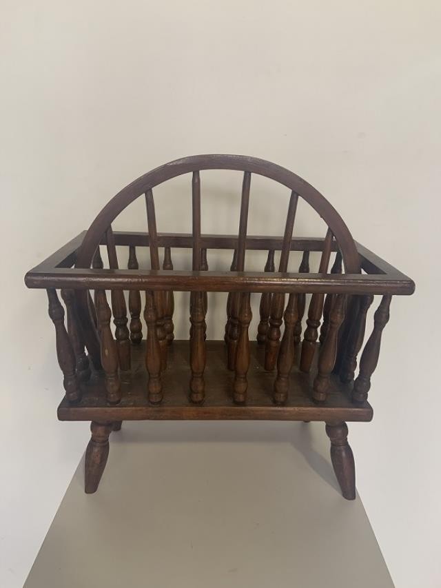 MAGAZINE RACK-Colonial Rack w/Turned Spindles & Windsor Divider/Handle