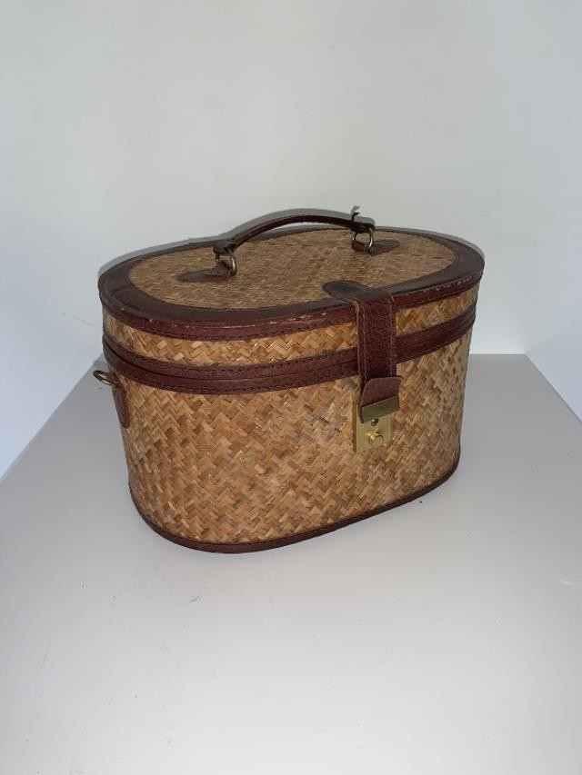 TRAVEL BAG-Oval Rattan Train Case