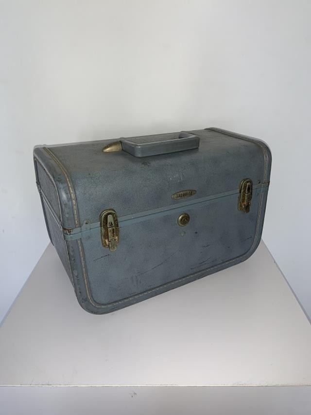 MAKE UP CASE-Light Blue Taperlite Train Case