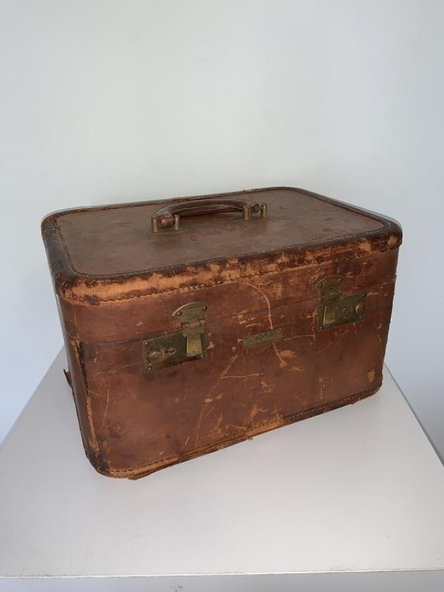 MAKE UP CASE-Brown Distressed Leather