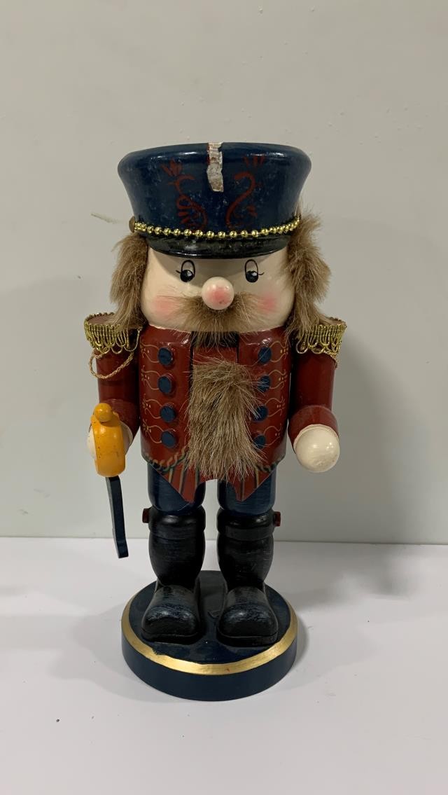 HOLIDAY NUTCRACKER-Old World Cop W/Sword