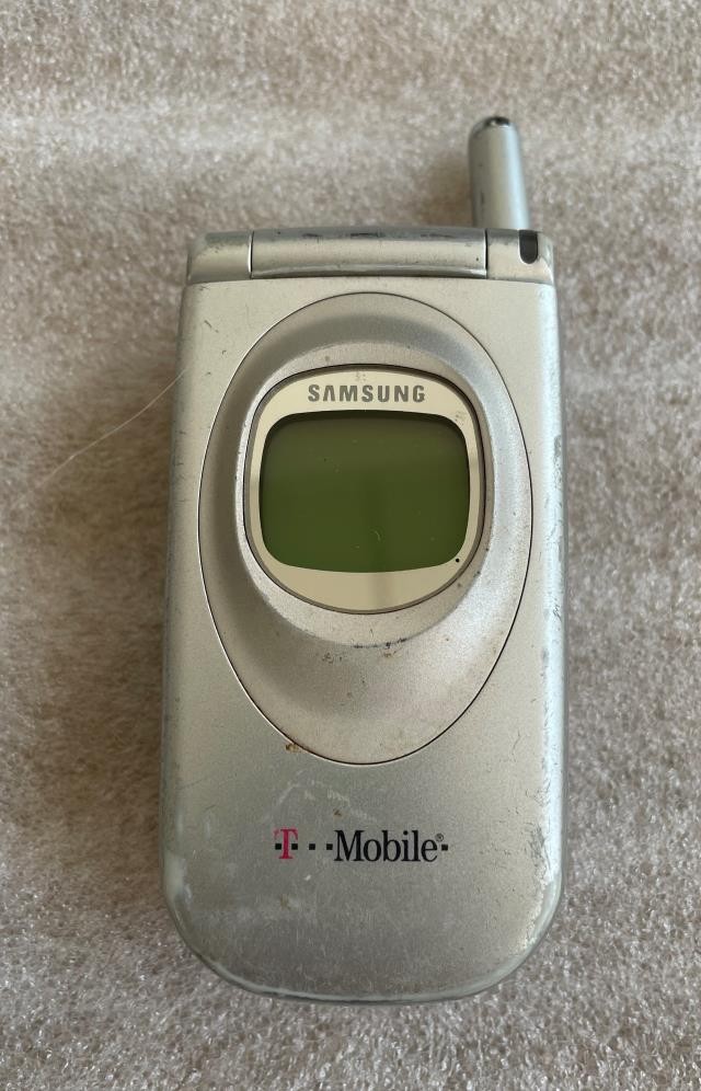 CELL PHONE-Samsung/Tmobile Silver Flip Phone