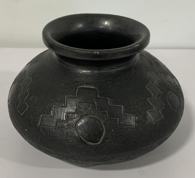 VASE-Short Black w/Carving