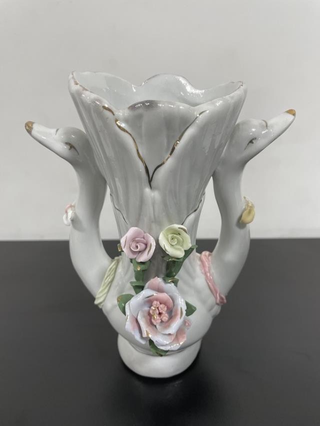 VASE-(2) Swans w/Flowers & Vase in Center