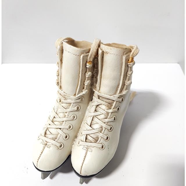 FIGURINE-White Ice Skates