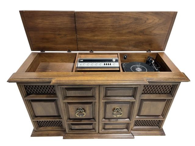 (40620287)MEDIA CONSOLE-Vintage MCM Turntable & Stereo Console w|Brass Hardware